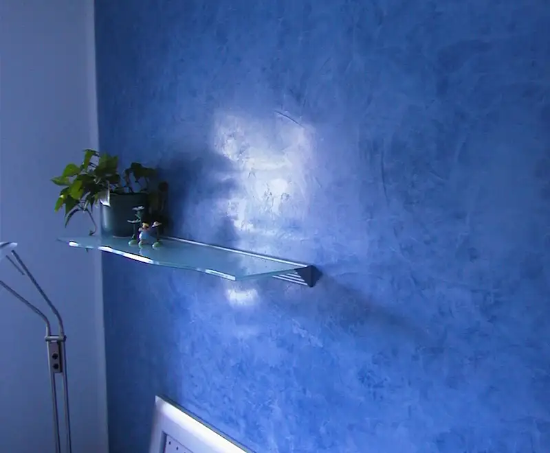 Eleganz in Blau – Italienische Spachteltechnik mit Tiefenwirkung Eleganz in Blau – Italienische Spachteltechnik mit Tiefenwirkung